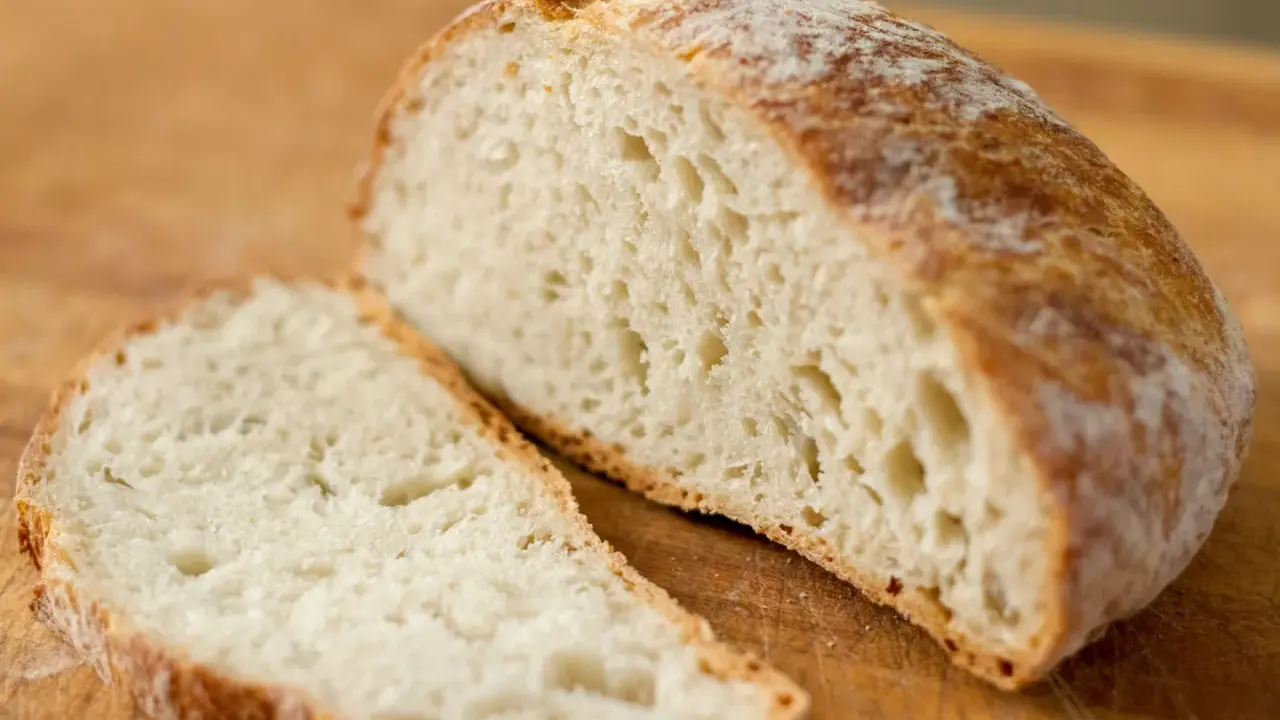 Pain artisanal tranché, la mie aérée témoigne d'une cuisson pain au four chaleur tournante parfaite.