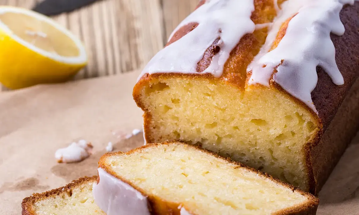 Un délicieux cake citron, glacé et moelleux, prêt à être dégusté. Une recette simple pour un plaisir garanti.
