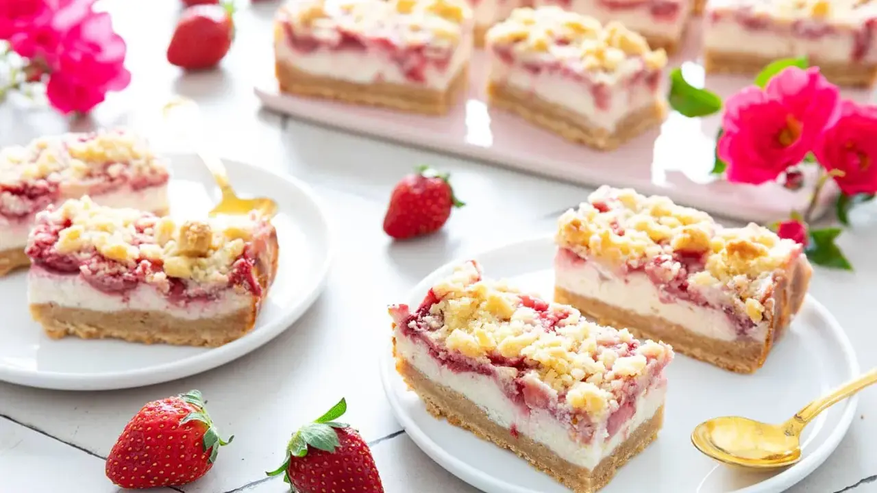 Délicieux fraisier sans gluten, garni de crumble doré et de fraises fraîches. Parfait pour un goûter gourmand.