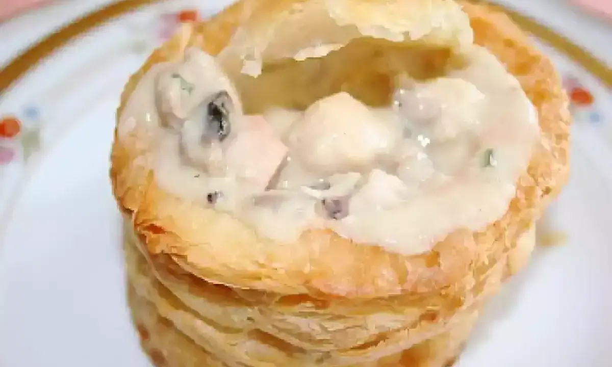 Une délicieuse croute pour bouchée à la reine, garnie d'une sauce crémeuse et de champignons.