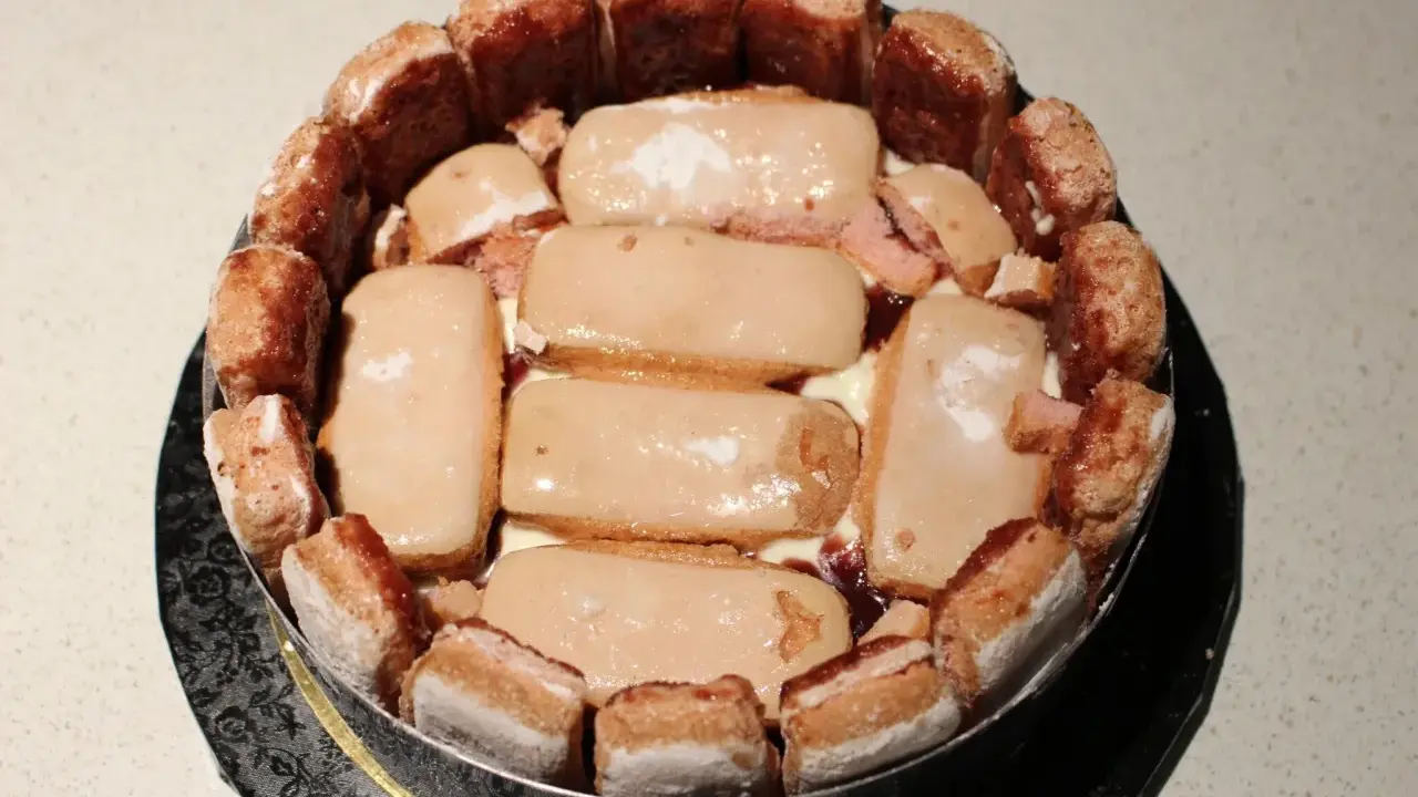 Charlotte aux biscuits roses, garnie de crème et de fruits rouges. Un délice gourmand !