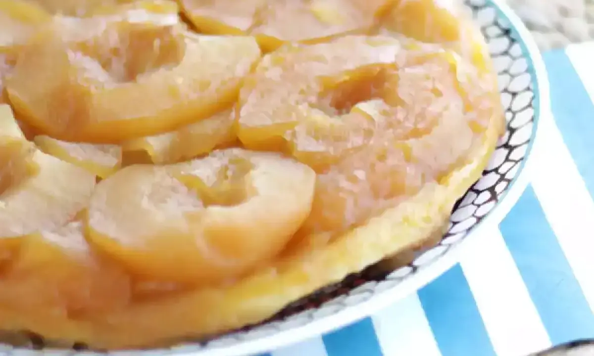 Une délicieuse tarte tatin aux pommes caramélisées, prête à être dégustée.