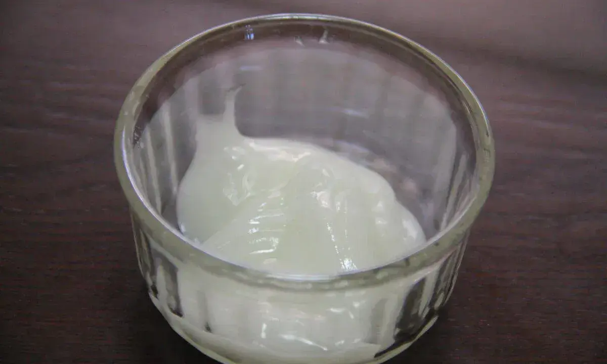 Un pot en verre contient une substance blanche et crémeuse. On se demande : trimoline c'est quoi ? C'est peut-être un ingrédient de pâtisserie.