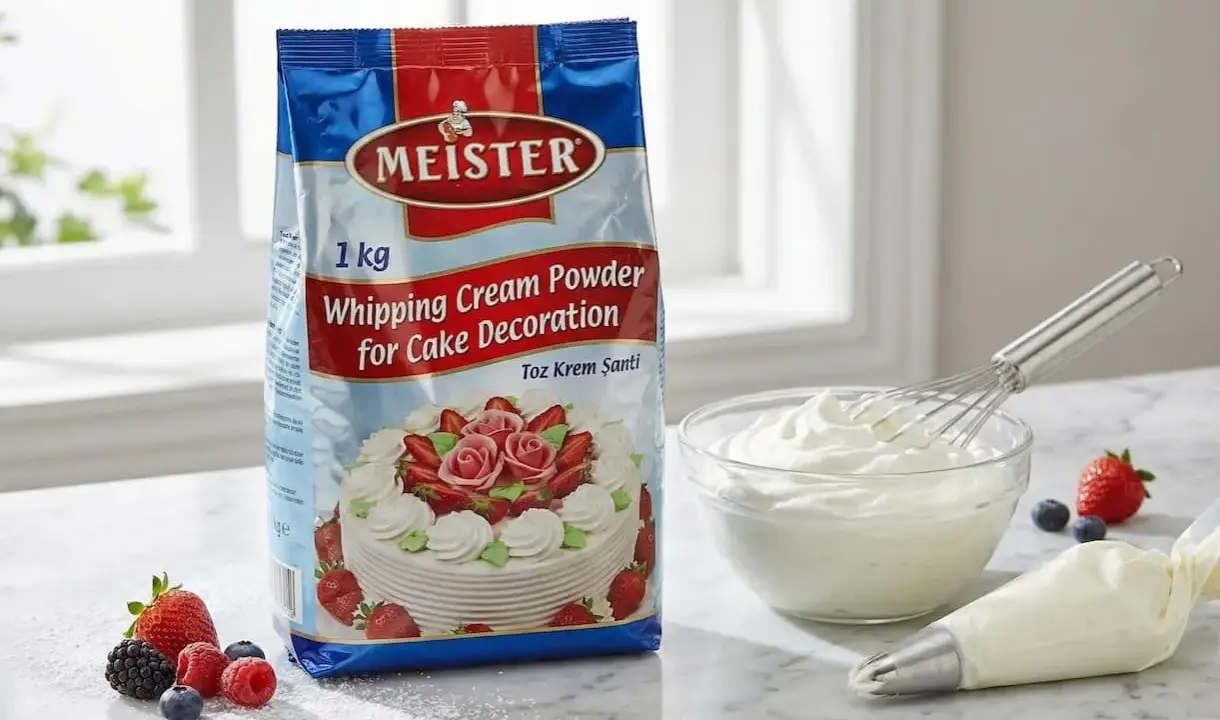 Un paquet de crème à fouetter Meister, une coupe de crème fouettée, des fruits rouges et un sac de pâtisserie. Parfait pour décorer vos gâteaux !