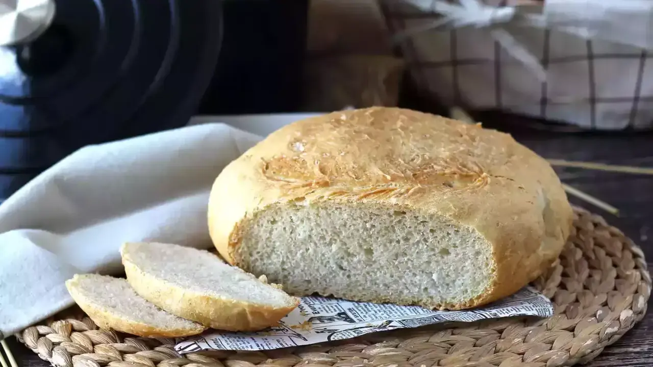 Pain de campagne doré, prêt à être dégusté. Le secret de sa mie aérée ? Un pain cuisson cocotte démarrage à froid.