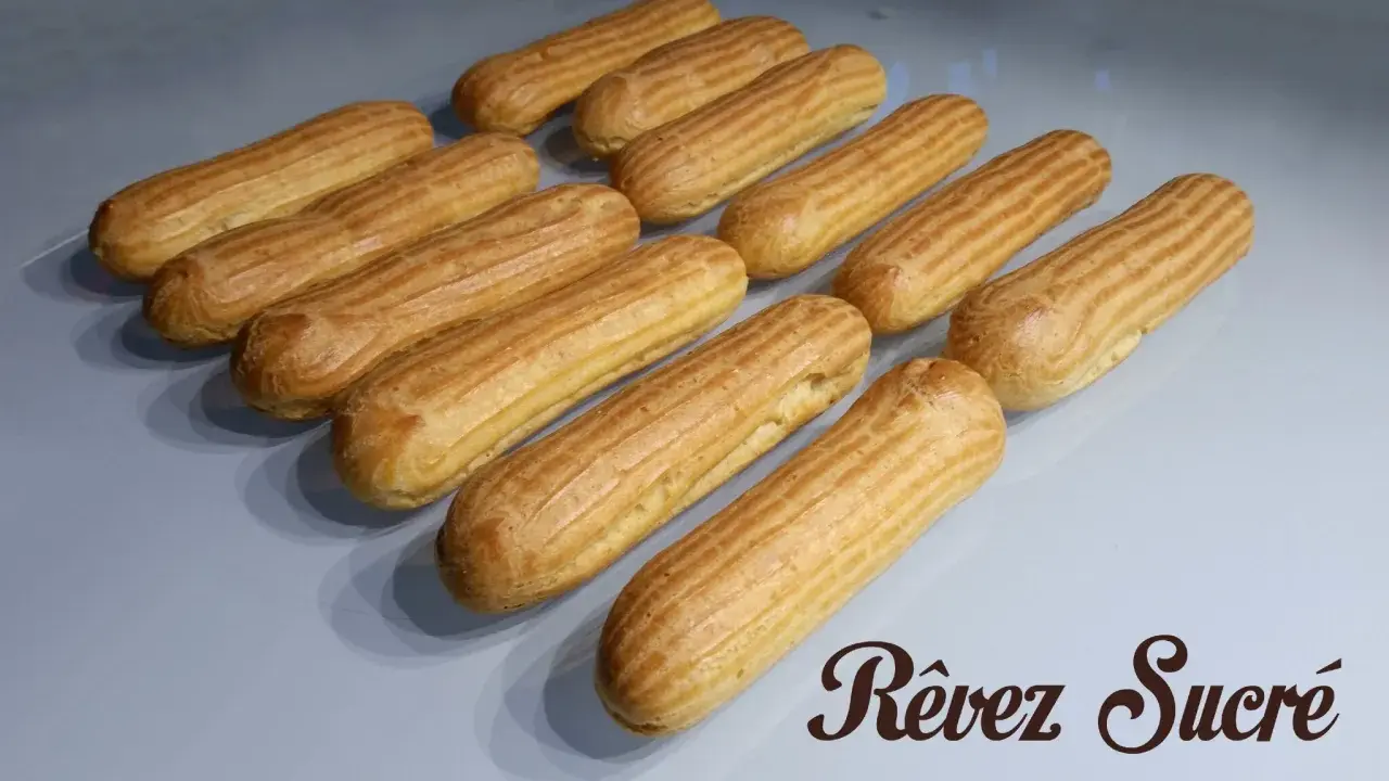 Douze éclairs dorés, prêts pour une recette pâte à choux. Un délice à savourer !