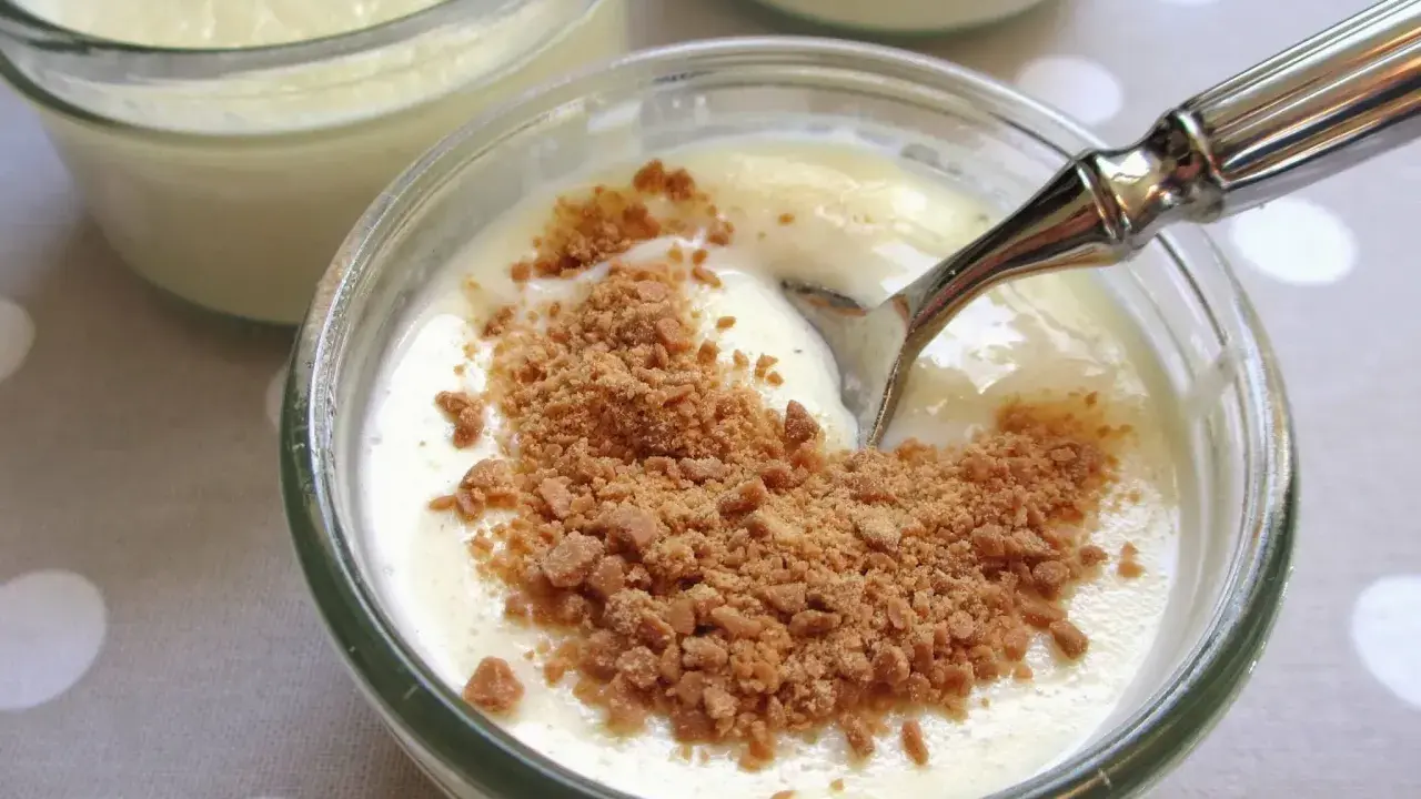 Un déliceux semoule au lait vanille, saupoudré de miettes croustillantes, prêt à être dégusté.
