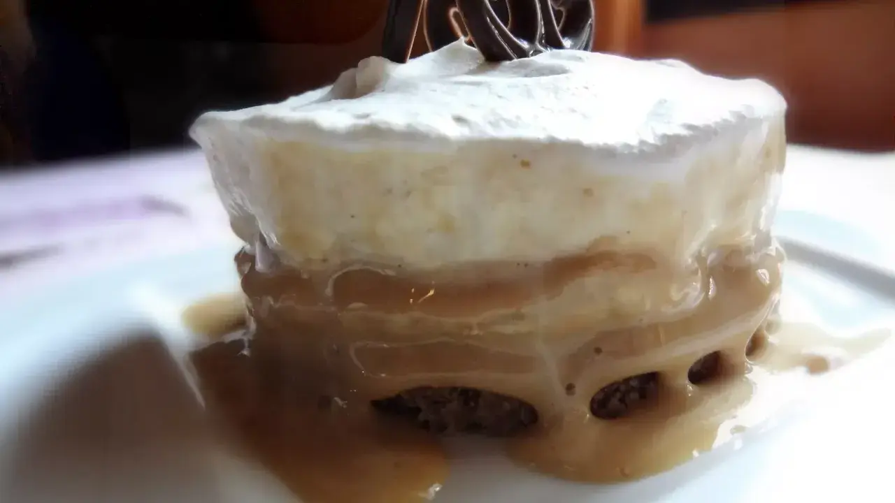 Délicieux dessert au caramel coulant, crème fouettée et chocolat, une parfaite recette banoffee traditionnel.