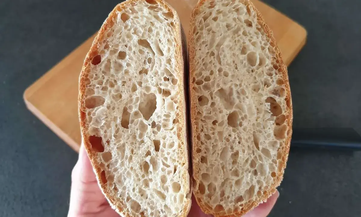 Mise en valeur de la mie aérée d'un pain de 1kg, parfait pour un temps de cuisson idéal.