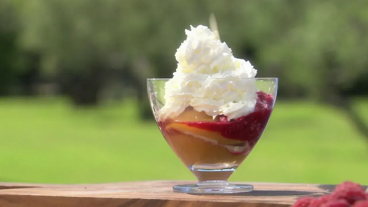Un délicieux entremet pêche melba, avec sa crème onctueuse, sa compotée de fruits rouges et sa touche de pêche. Un régal pour les yeux et les papilles.
