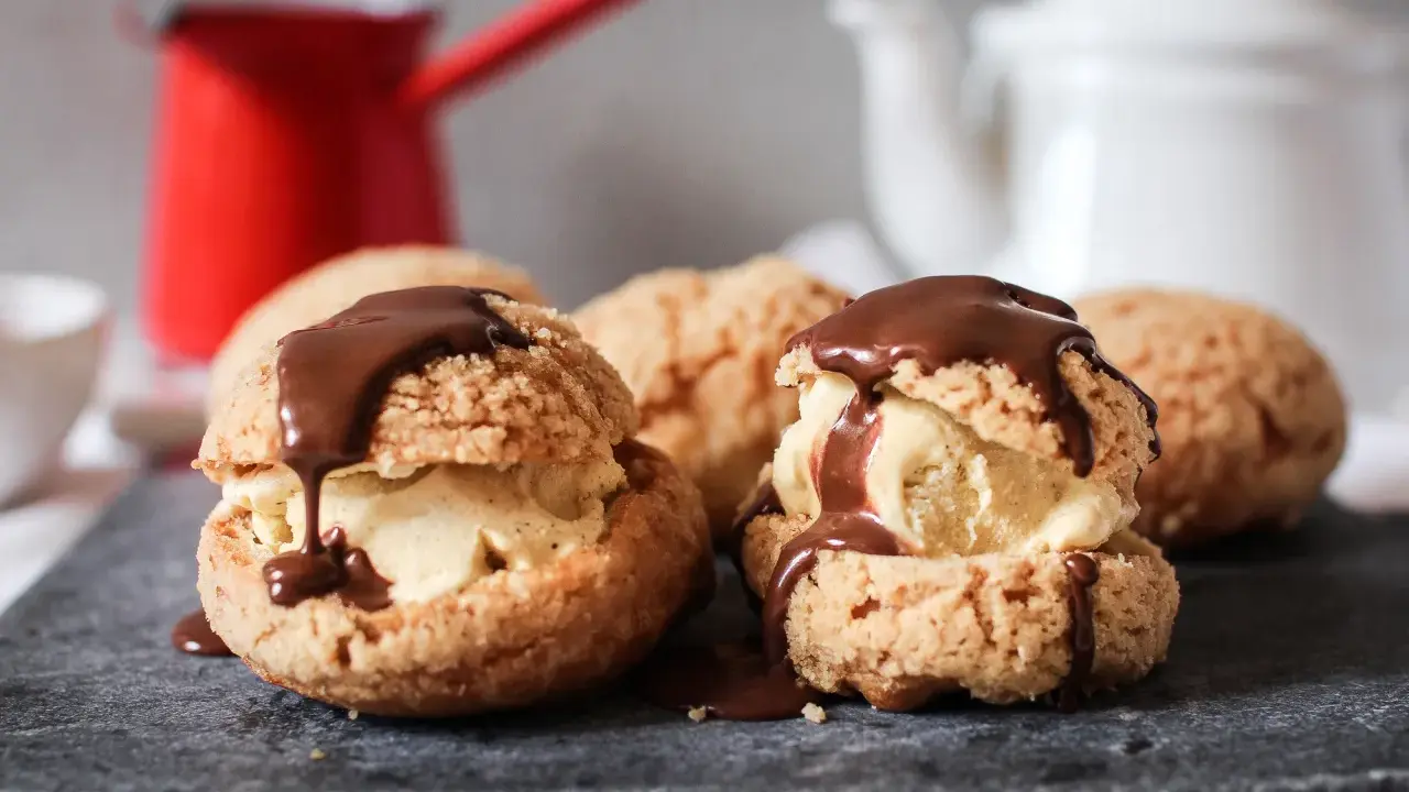 Délicieux profiteroles chocolat, garnis de glace et nappés de sauce au chocolat, prêts à être dégustés.