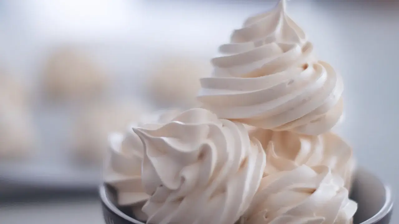 Délicieuses meringues françaises, parfaites pour une recette meringue française meilleur pâtissier. Légères et aériennes.