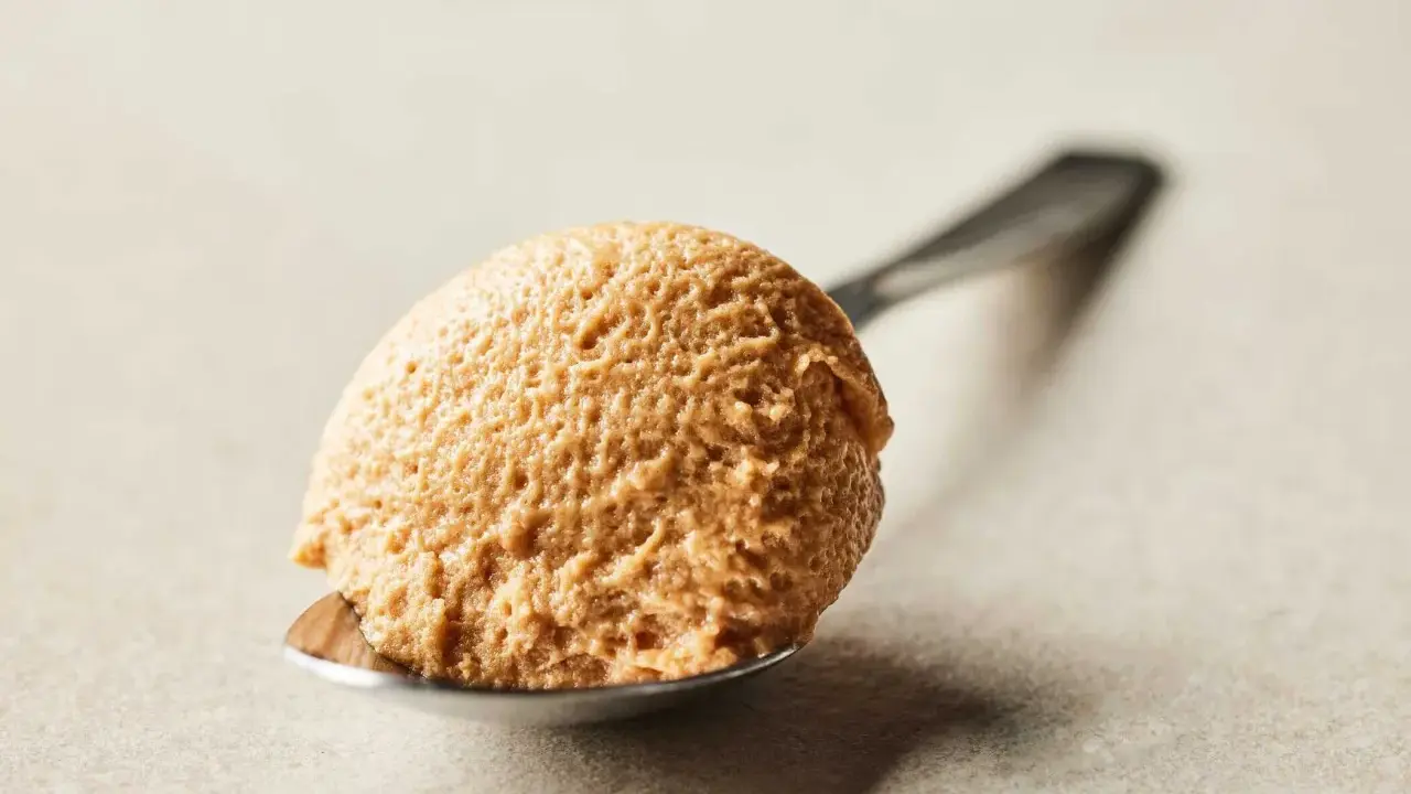 Une cuillère de mousse praliné, légère et aérienne, prête à fondre en bouche.