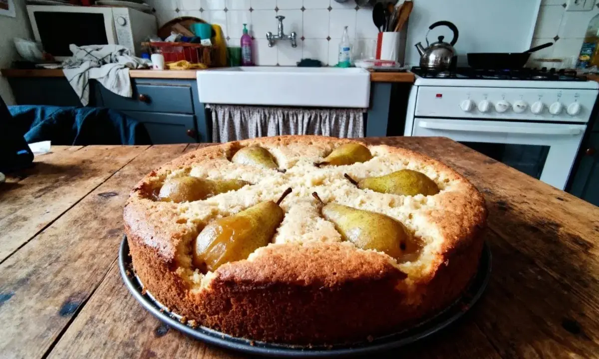 Gâteau aux poires cuites, une recette de grand-mère réconfortante. Les poires fondantes sont nichées dans une pâte dorée.