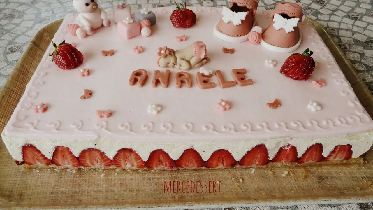 Fraisier rectangulaire pour 20 personnes, décoré d'un bébé endormi, de chaussons roses et du prénom "Anaële".