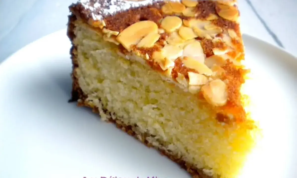 Une part de pain de gêne moelleux, garnie d'amandes effilées et saupoudrée de sucre glace. Un délice !