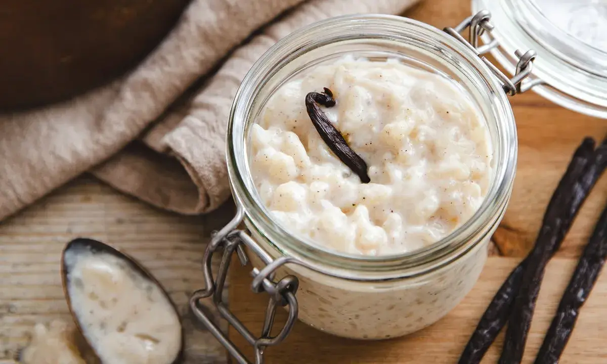 Un pot de riz au lait crémeux, parfumé à la vanille, prêt à être dégusté. Le riz pour riz au lait est ici sublimé.