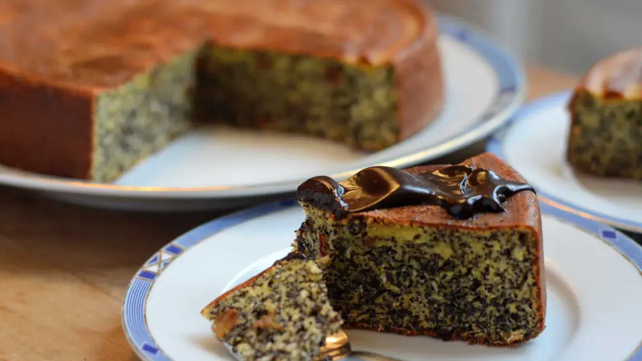 Tranche de gâteau pavot allemand, généreusement nappée de chocolat noir. Un délice à savourer.