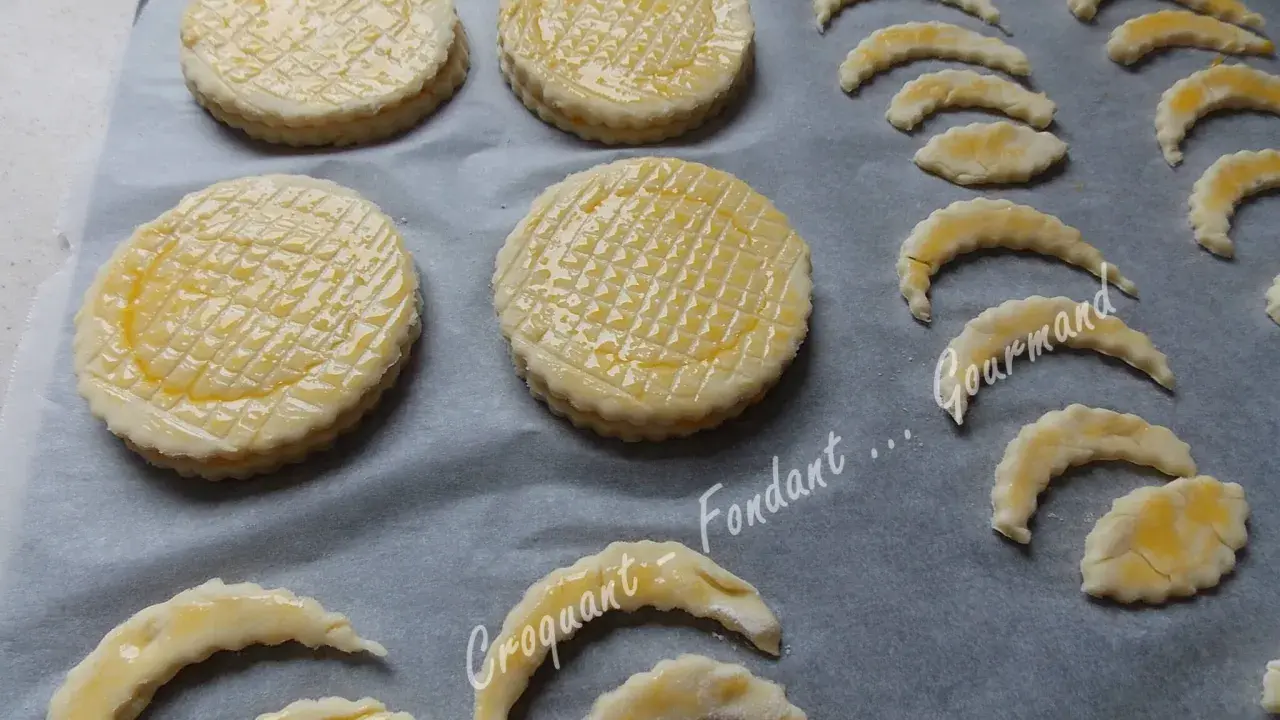 Sur une plaque, des disques de pâte feuilletée prêts à cuire, certains en forme de croissant, pour une délicieuse croute vol au vent.
