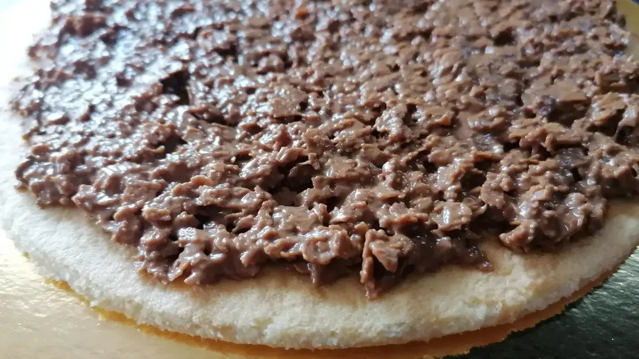 Gâteau à la génoise garni d'une généreuse couche de croustillant gavotte chocolat.