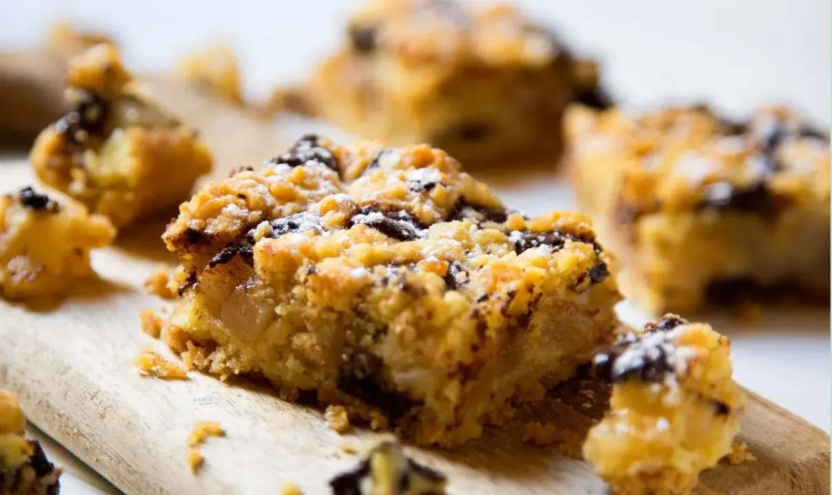 Délicieux crumble chocolat, avec sa pâte dorée et ses éclats de chocolat noir, saupoudré de sucre glace. Un vrai délice !