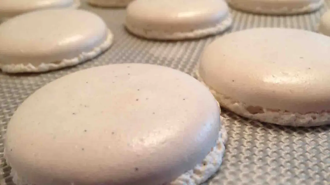 Douceurs délicates : des macarons meringue française blancs, parfaits et prêts à être dégustés.