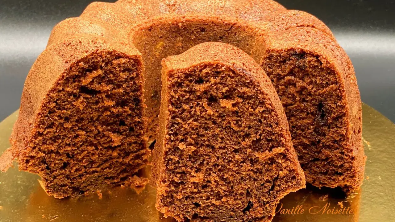 Gâteau moelleux au chocolat, parfait pour une recette gâteau crème fraîche chocolat. Sa texture aérienne et son goût intense invitent à la gourmandise.