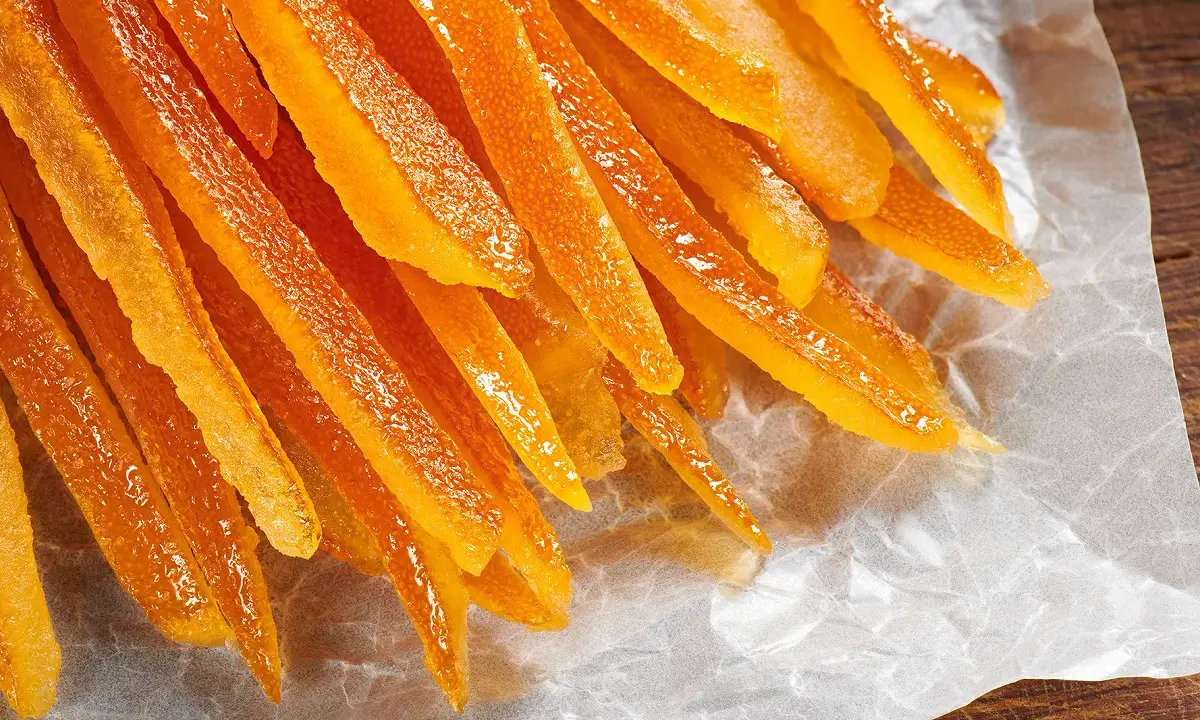 Bâtonnets d'oranges confites, une recette rapide pour un délice sucré et acidulé.