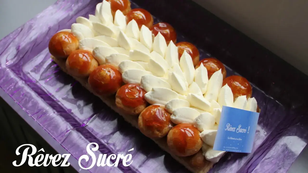 Un déliceux saint honoré rectangulaire, orné de crème onctueuse et de profiteroles caramélisées, prêt à être dégusté.