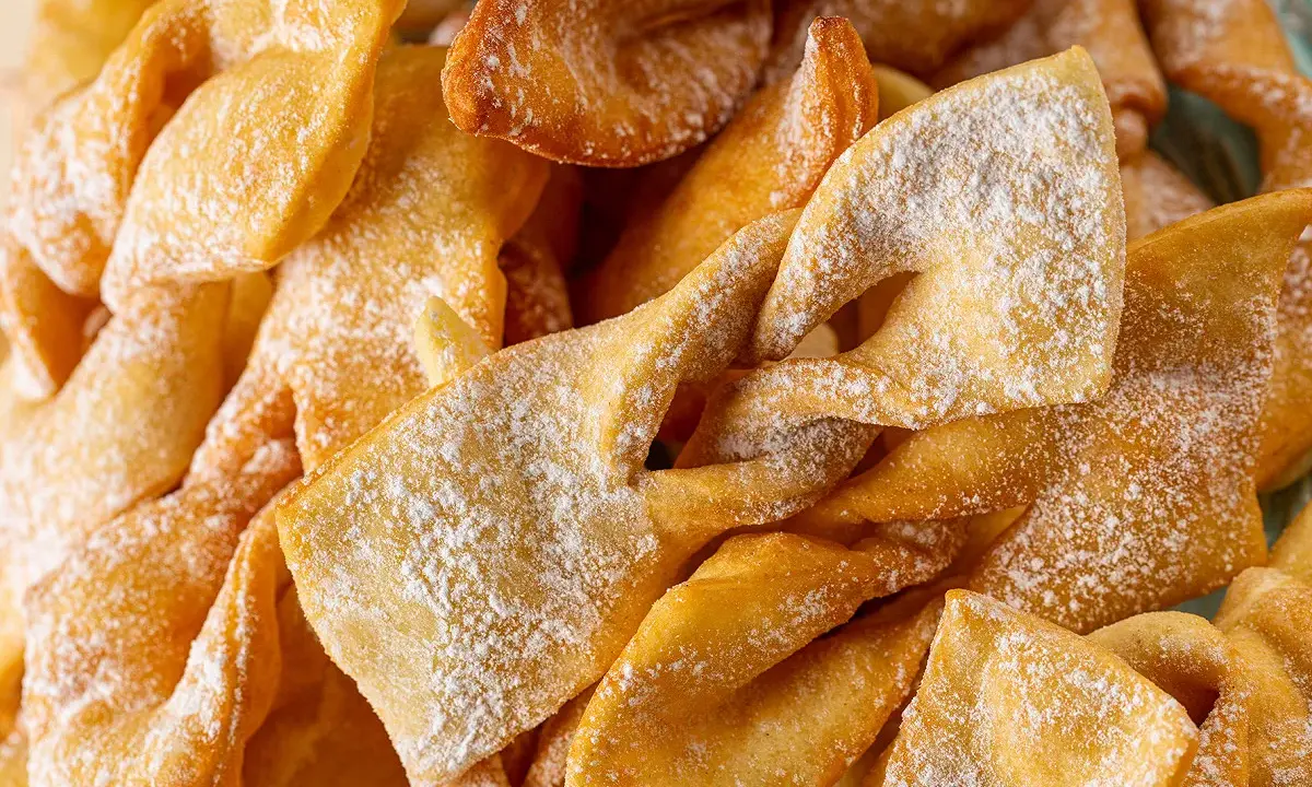 Des merveilles bien gonflées, dorées et saupoudrées de sucre glace, prêtes à être dégustées. Un délice croustillant !