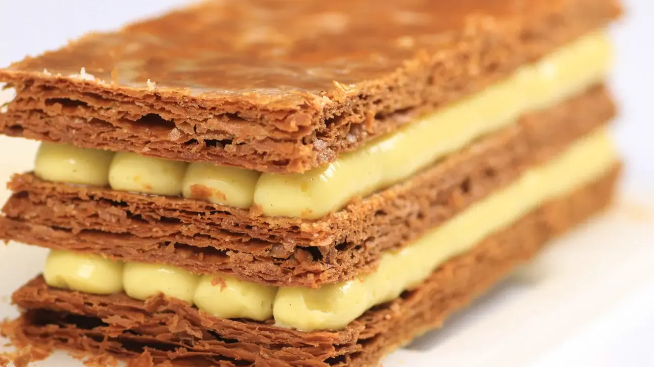 Un délicieux mille feuilles croustillant avec une crème pâtissière onctueuse.