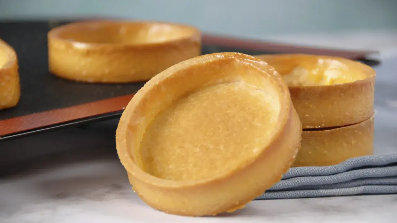 Des fonds de tartelettes dorés, prêts pour une recette pâte sucrée. Parfaits pour des desserts gourmands.
