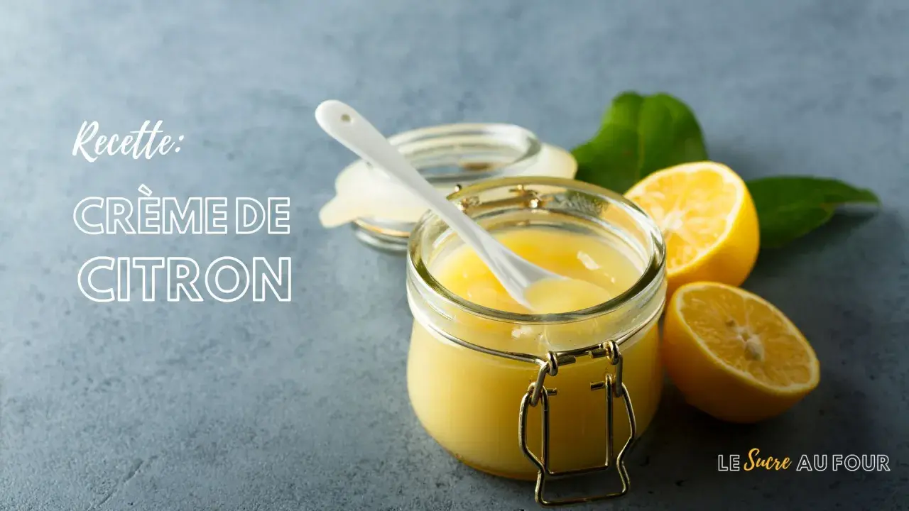 Une recette de crème au citron rapide, prête à être dégustée. Un pot en verre rempli de cette crème onctueuse, avec des citrons frais et des feuilles vertes.