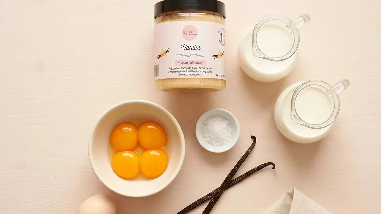 Ingrédients pour une recette turbine à glace : jaunes d'œufs, lait, vanille en poudre, gousses de vanille, sel.