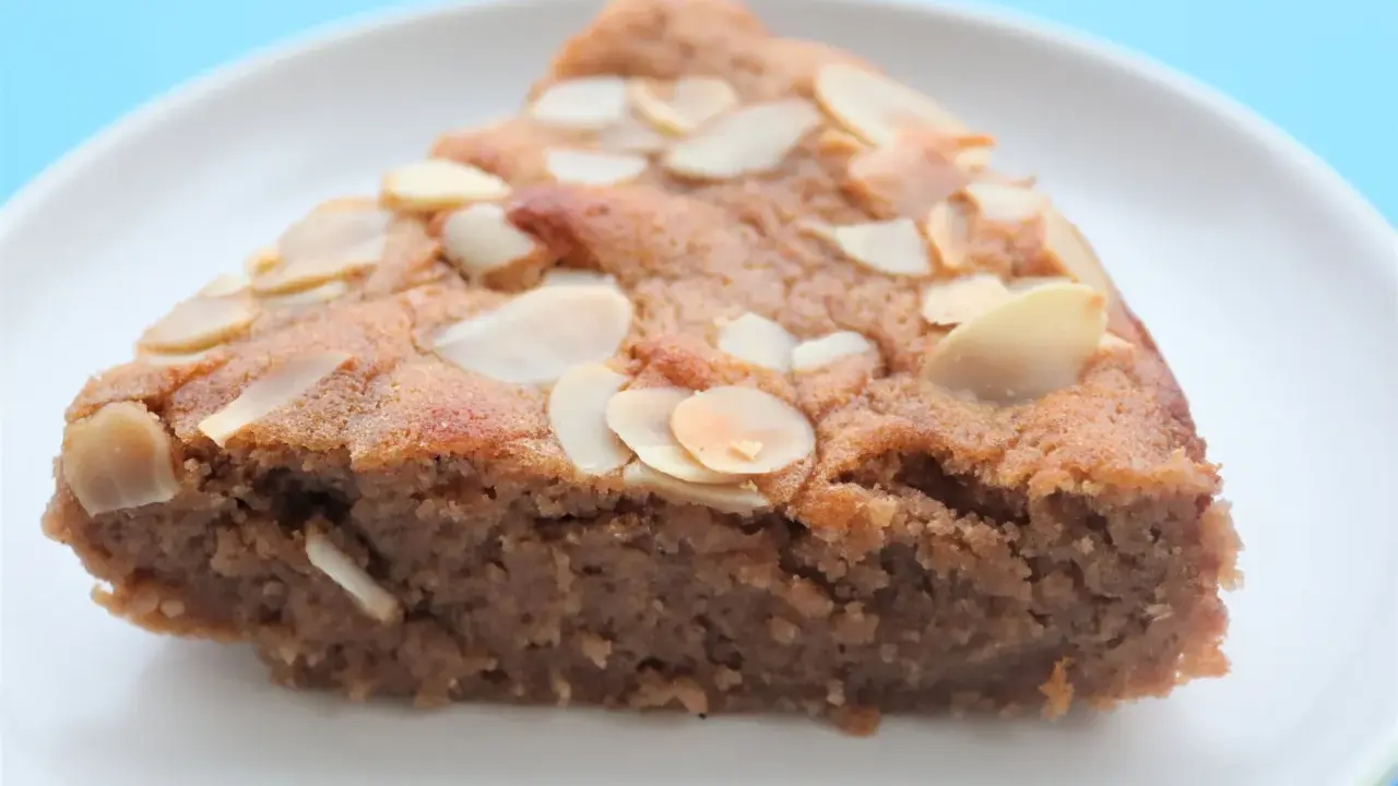 Tranche de gâteau aux amandes, parfaite pour une recette marron gourmande.