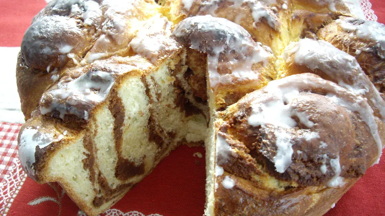 Gâteau tressé glacé, une délicieuse pâtisserie chinoise aux marbrures de cacao. Parfait pour le thé.
