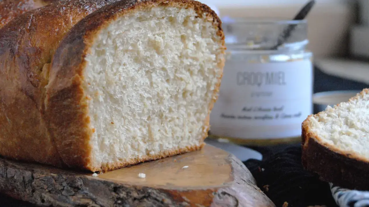 Une belle brioche au levain avec une mie filante, prête à être tartinée de miel.