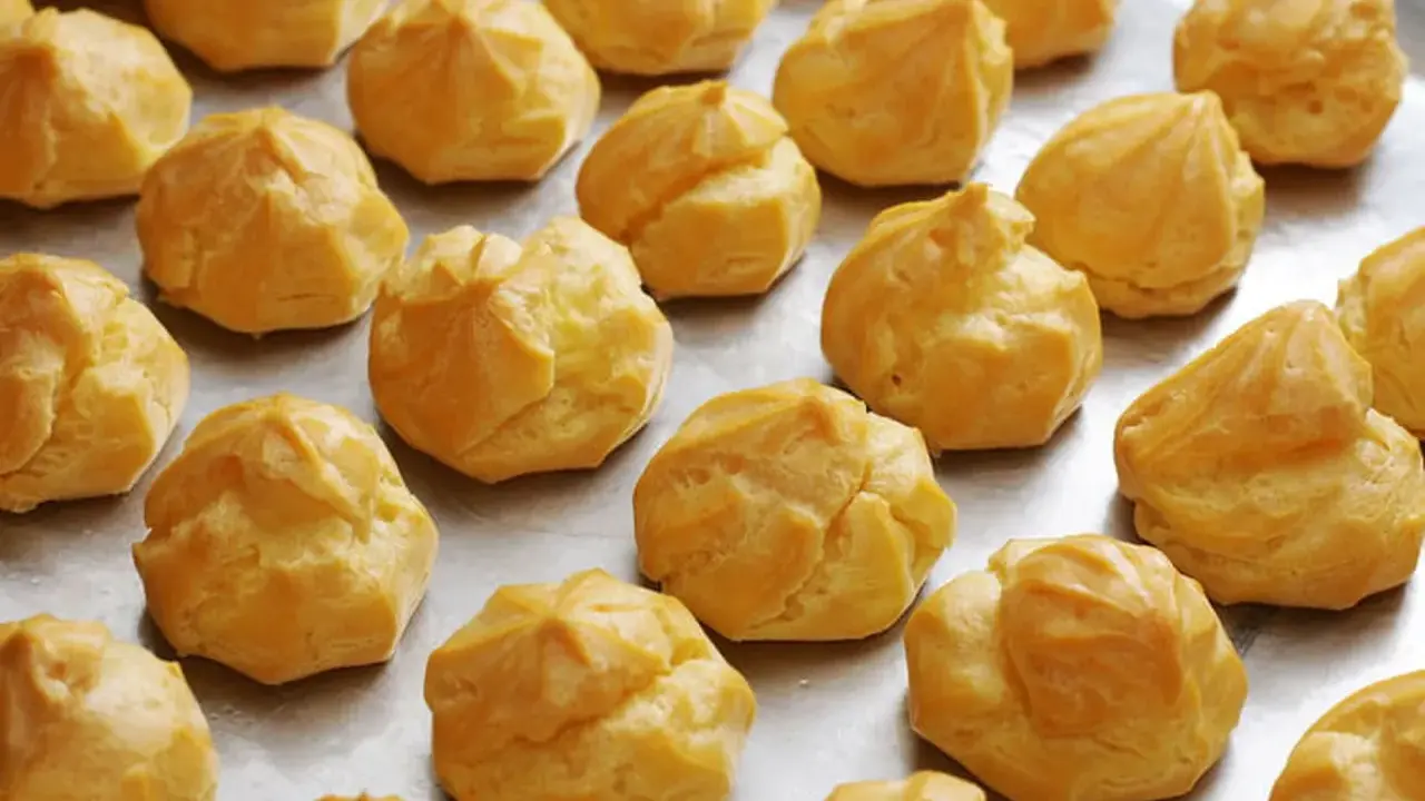 Une fournée de **meilleur choux à la crème** dorés et prêts à être garnir. Parfait pour un dessert gourmand.