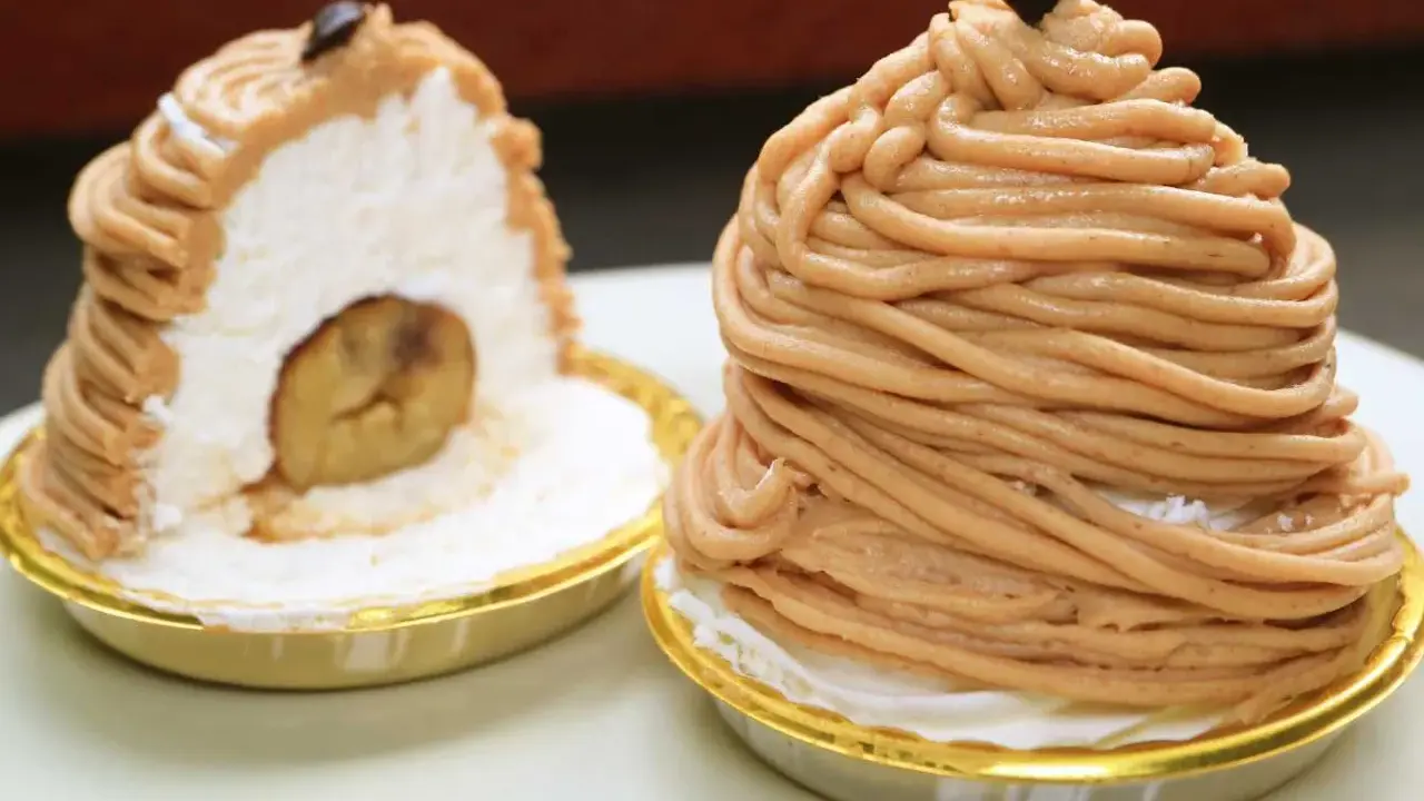 Deux délicieux mont blanc dessert, l'un coupé pour révéler une châtaigne entière au cœur de sa crème onctueuse.