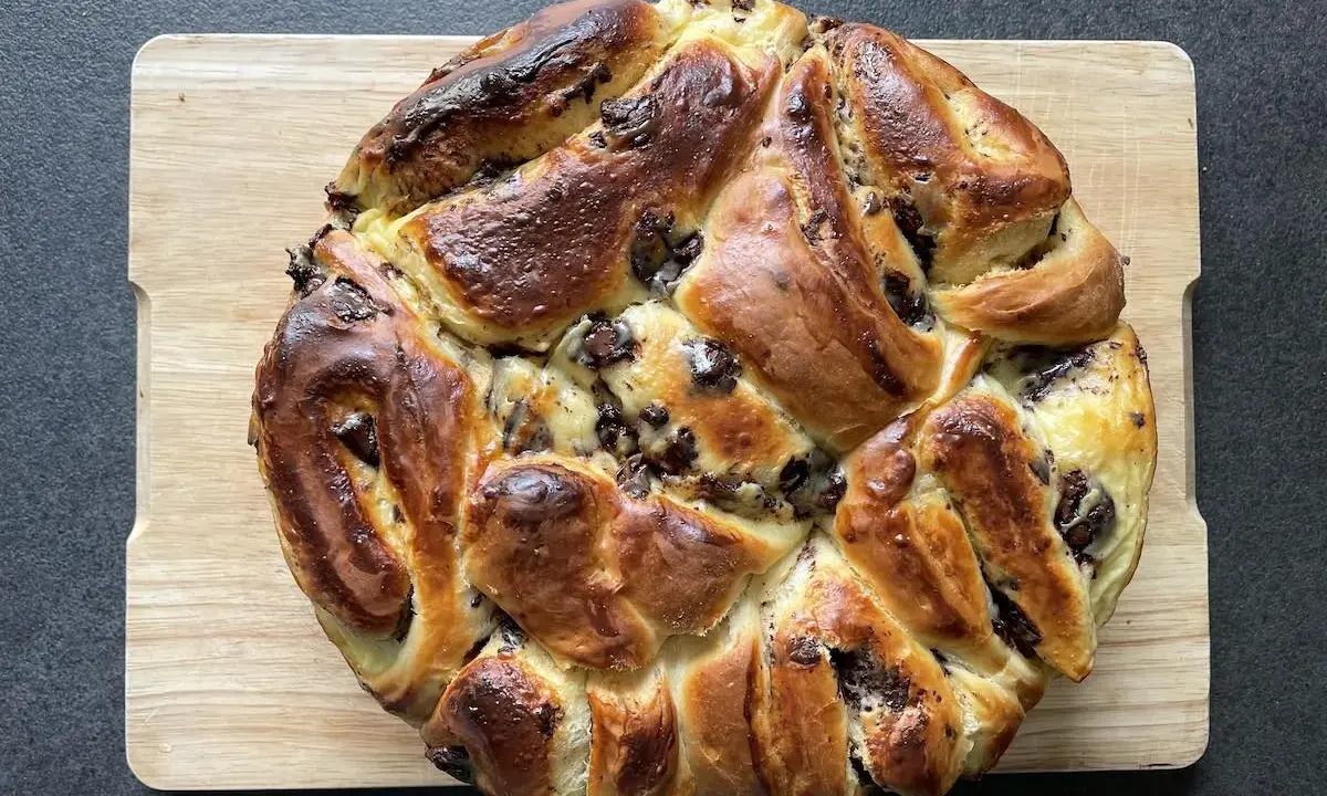Gâteau chinois traditionnel au chocolat, doré et moelleux, prêt à être dégusté. Une recette gourmande pour le plaisir.