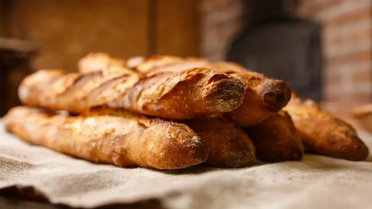 Baguettes dorées, croustillantes, prêtes à être dégustées. La température cuisson pain parfaite pour un goût authentique.