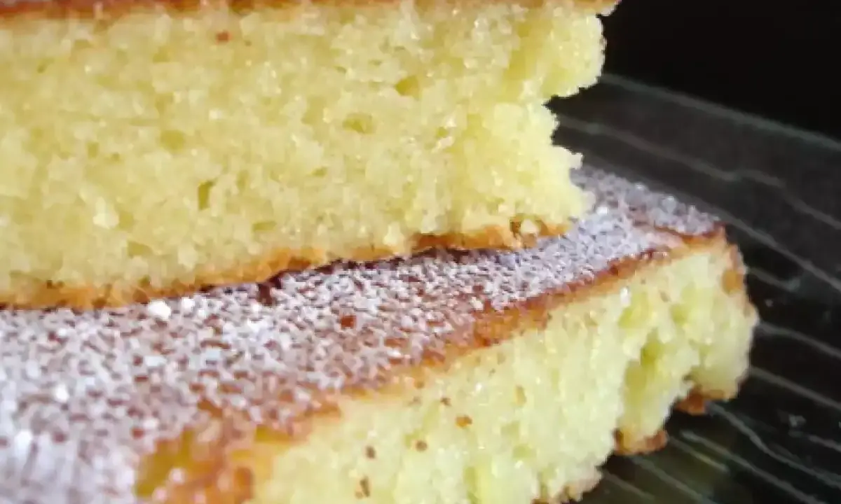 Tranches de gâteau moelleux à la pâte d'amande, saupoudrées de sucre glace.
