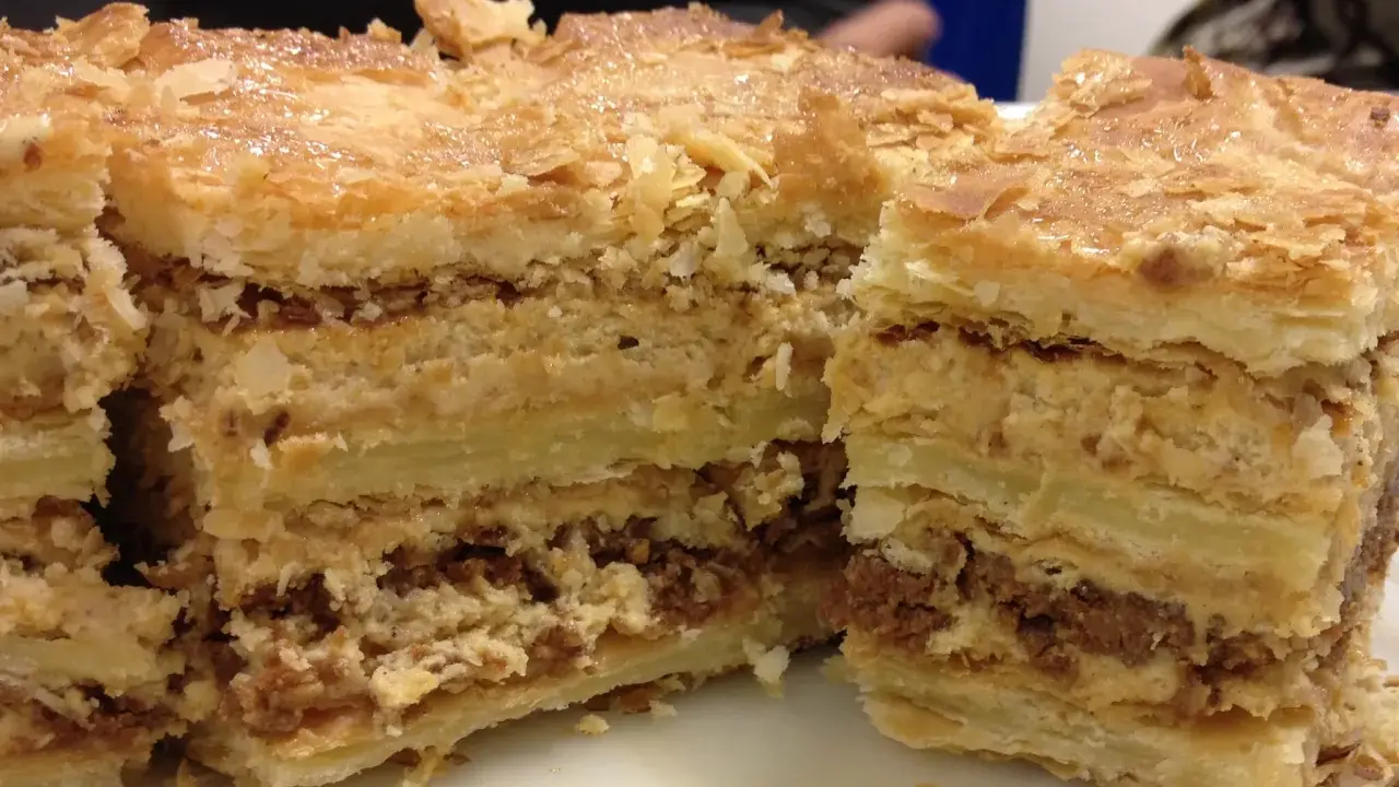 Gâteau feuilleté aux 2000 feuilles, une création gourmande de Pierre Hermé, aux couches croustillantes et à la crème onctueuse.
