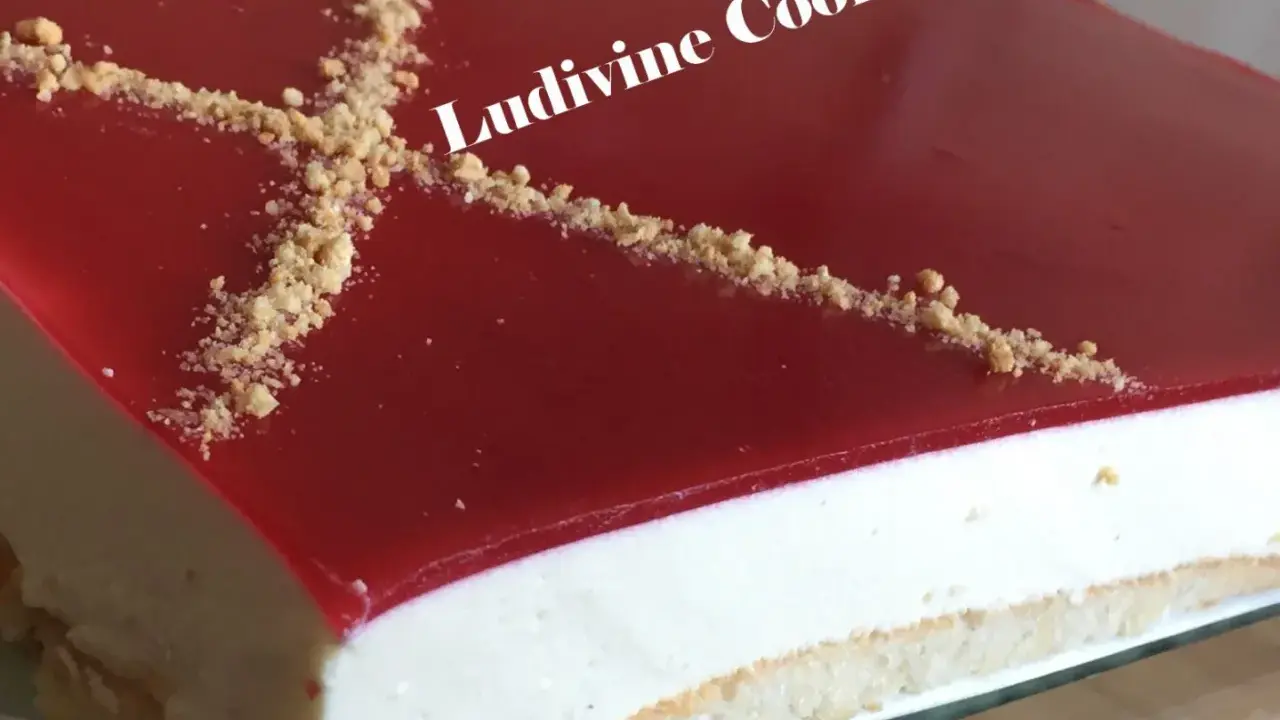 Un délicieux bavarois vanille avec un glaçage rouge vif et une touche croquante de miettes. Parfait pour une occasion spéciale !