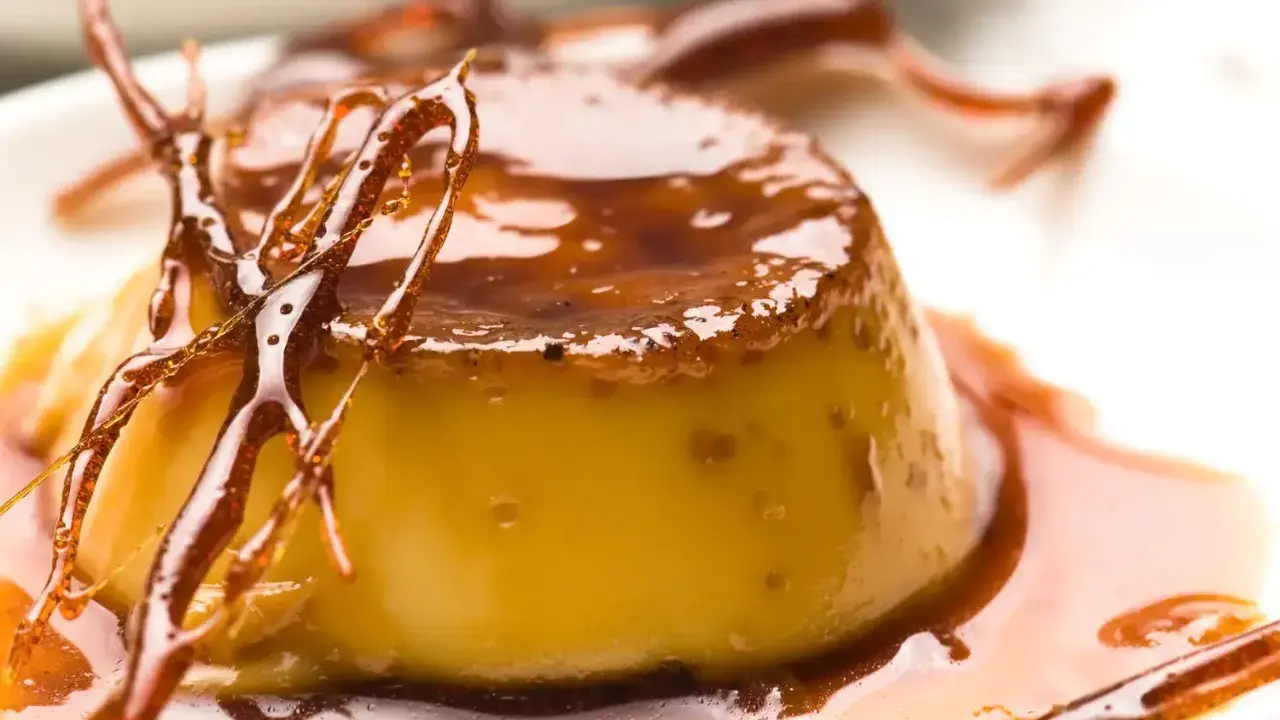 Un délice doré : la vraie crème caramel, nappée d'un caramel liquide et ornée de fils de sucre croustillants. Un dessert qui fait fondre de plaisir.