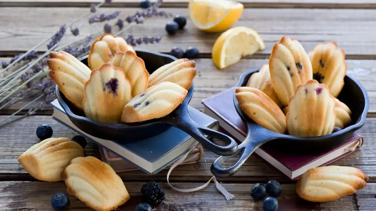 Délicieux biscuits madeleine aux myrtilles, préparés avec le Thermomix, sur fond de lavande et de citrons.
