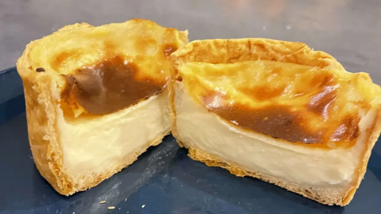 Flan pâtissier coupé en deux, montrant sa texture crémeuse. La cuisson en chaleur tournante ou pas, a donné une belle coloration dorée.