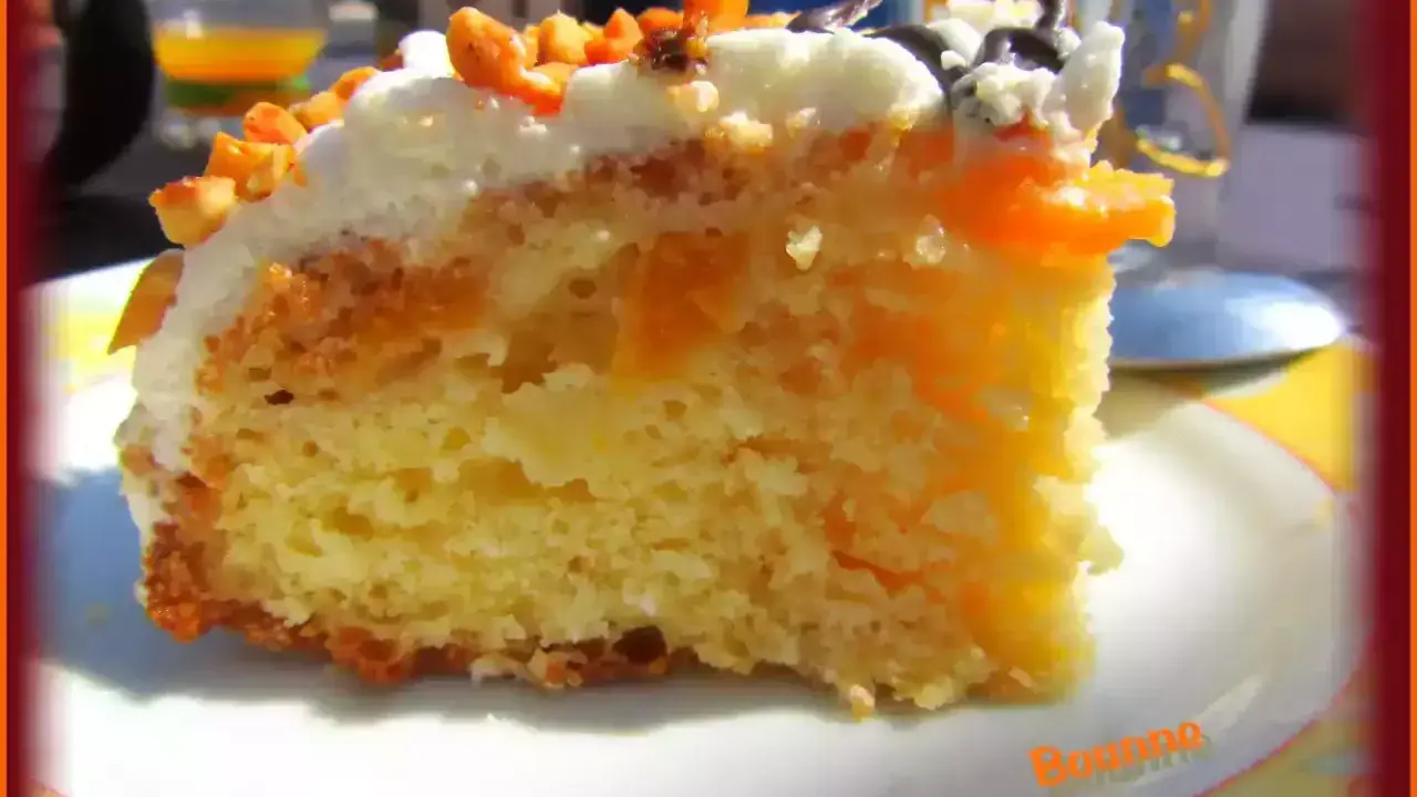 Tranche de gâteau moelleux avec des morceaux de pêche au sirop, nappage blanc et éclats d'amandes. Un délice fruité.
