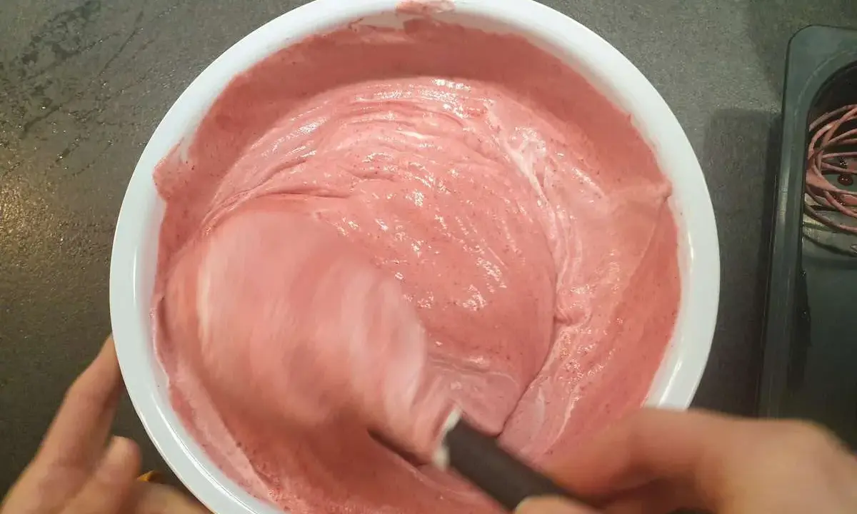 Préparation d'une délicieuse mousse aux fruits rouges, une astuce pour faire tenir une mousse sans gélatine. La texture est aérienne et onctueuse.