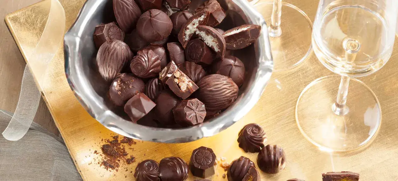 Assortiment de chocolats maison fourrés, certains à la noix de coco, d'autres aux fruits secs. Une invitation à la gourmandise.